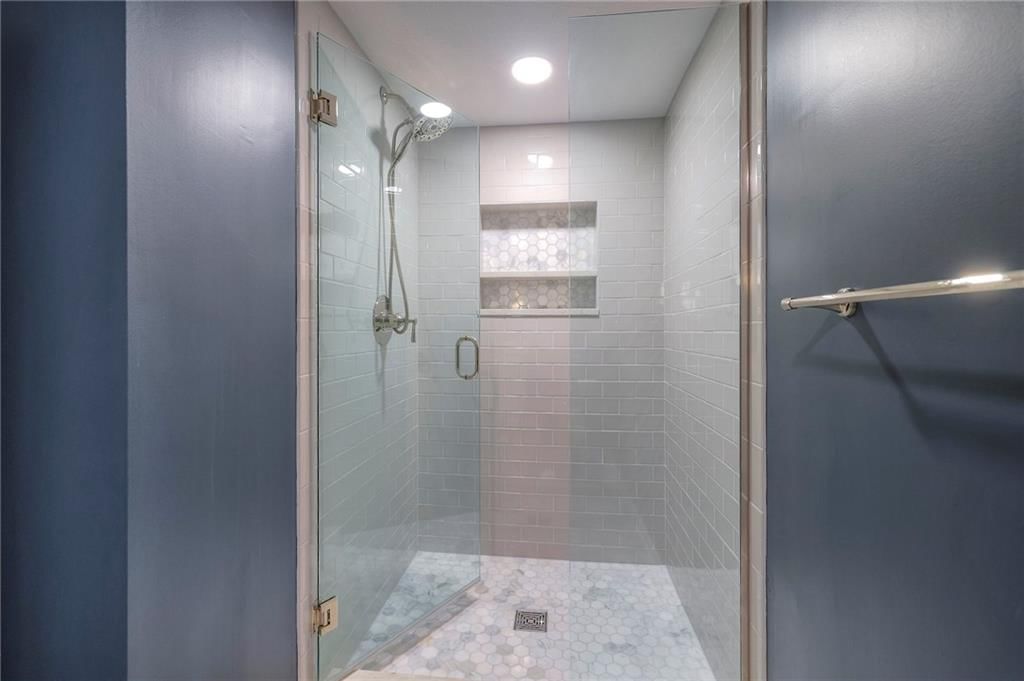 8804 Lee Boulevard — photo 21