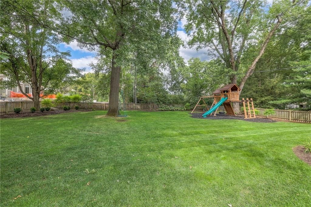 8804 Lee Boulevard — photo 27