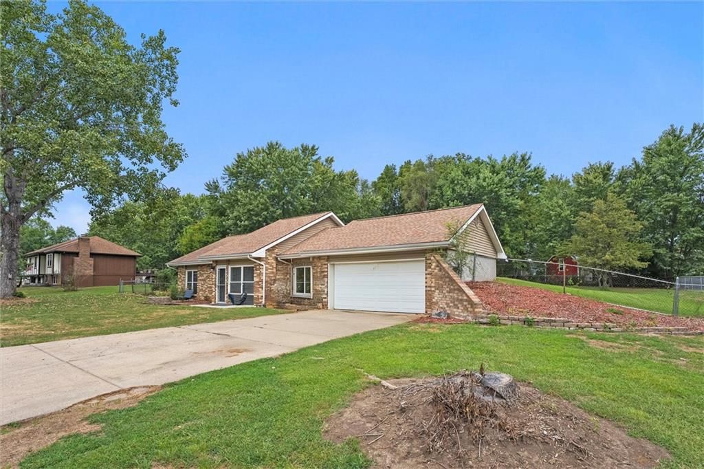 Photo 2 of 30 - 607 Arena Drive