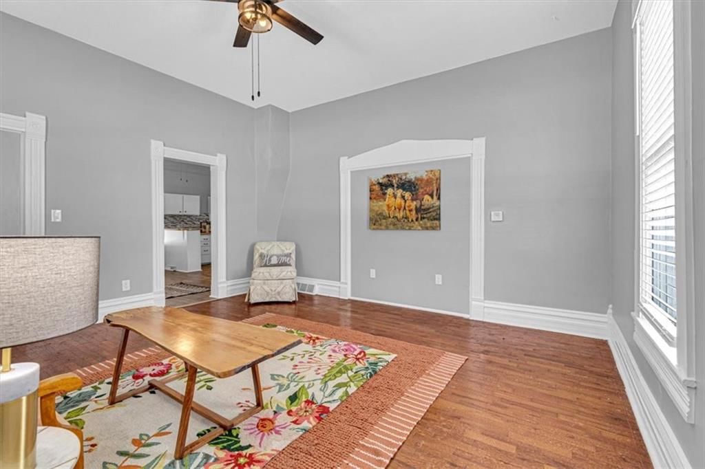 Photo 14 of 22 - 207 E Washington Street
