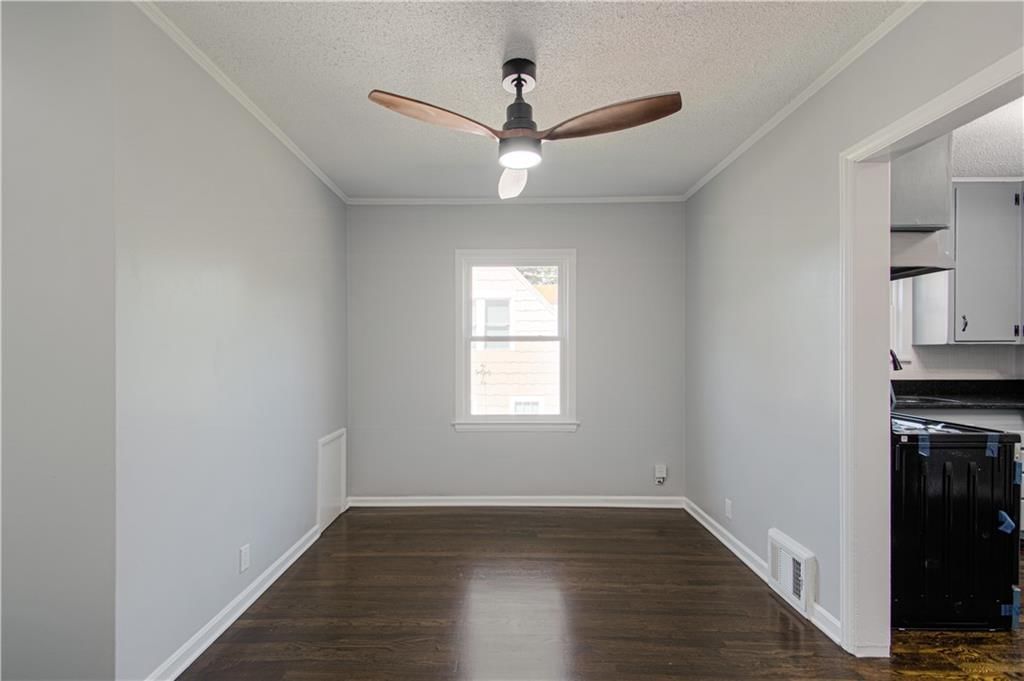 Photo 5 of 31 - 8014 Tracy Avenue
