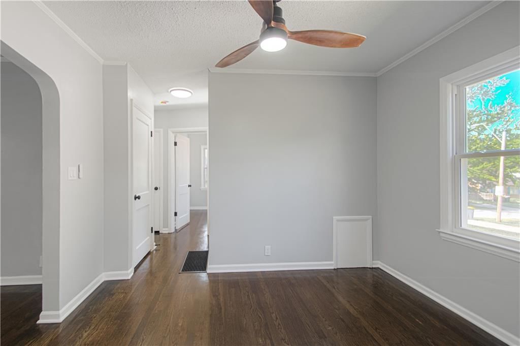 Photo 6 of 31 - 8014 Tracy Avenue