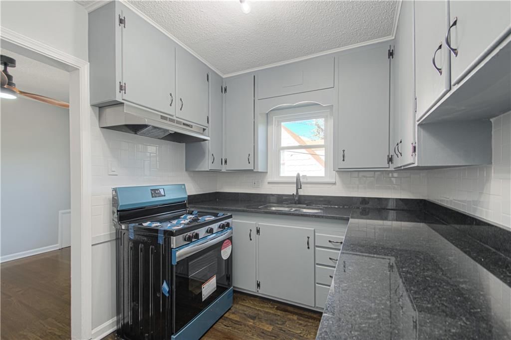 Photo 8 of 31 - 8014 Tracy Avenue