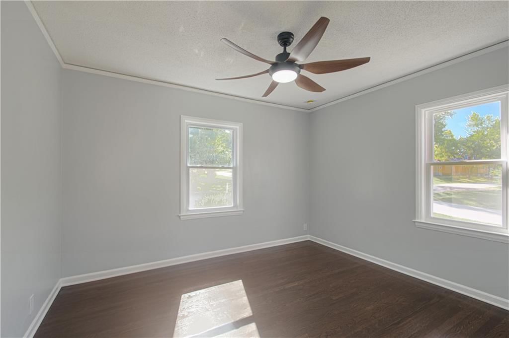 Photo 9 of 31 - 8014 Tracy Avenue