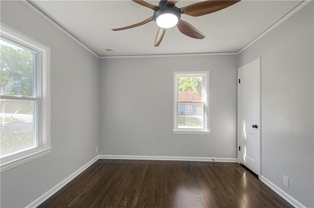 Photo 10 of 31 - 8014 Tracy Avenue