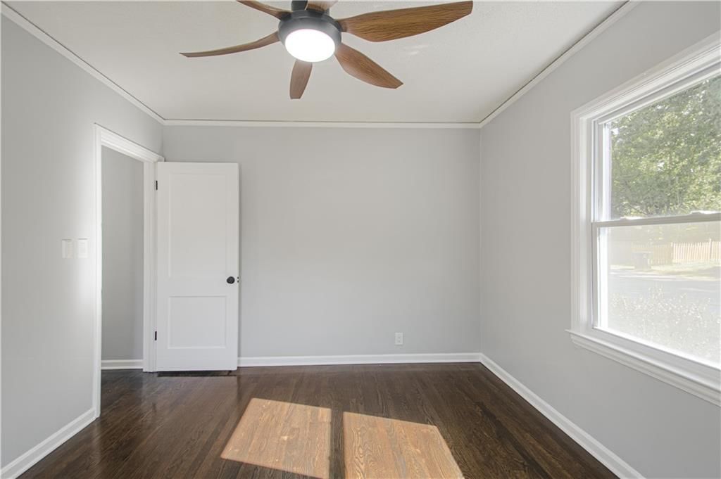 Photo 11 of 31 - 8014 Tracy Avenue