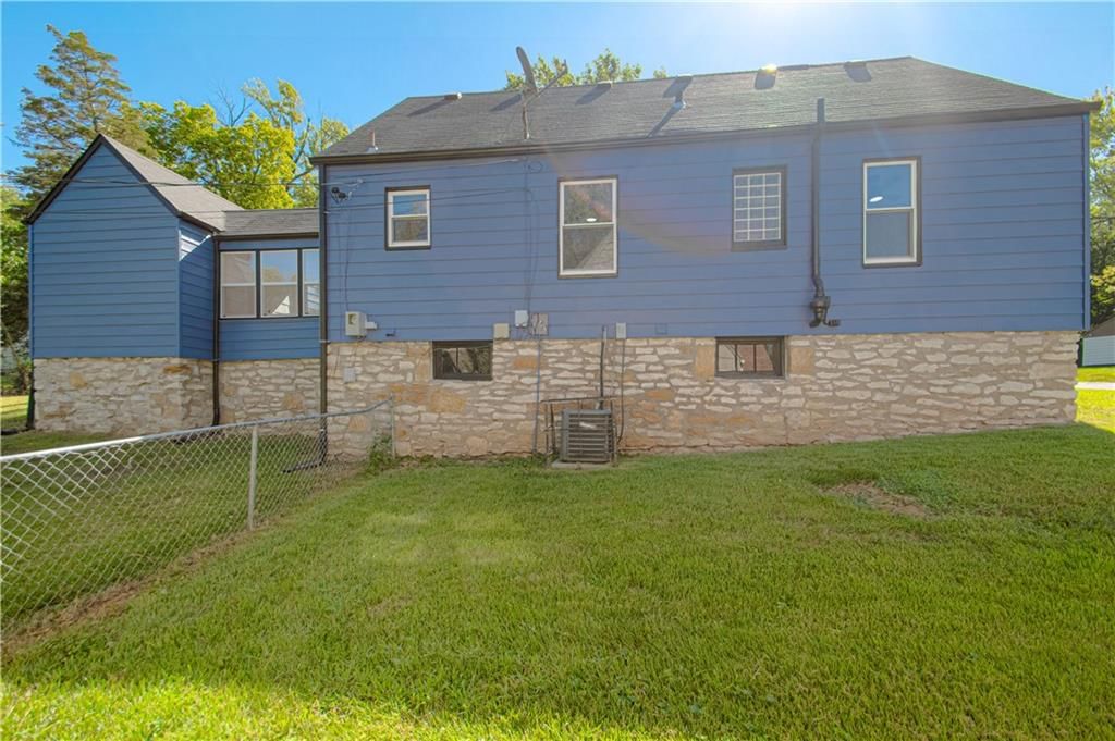 Photo 26 of 31 - 8014 Tracy Avenue
