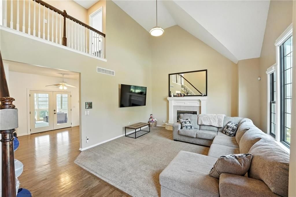 Photo 5 of 37 - 16401 W 157th Terrace