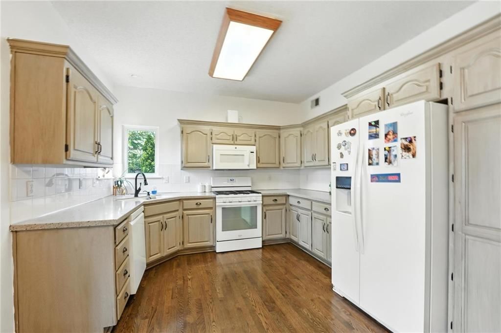Photo 8 of 37 - 16401 W 157th Terrace