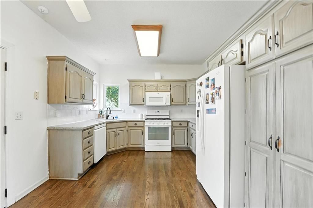 Photo 9 of 37 - 16401 W 157th Terrace