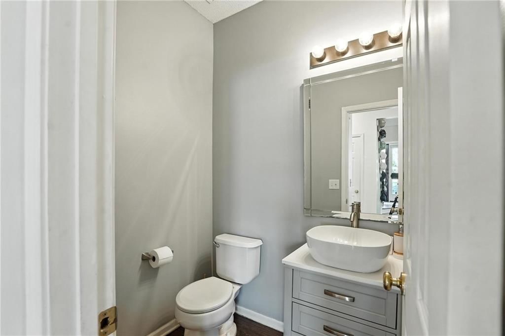 Photo 11 of 37 - 16401 W 157th Terrace