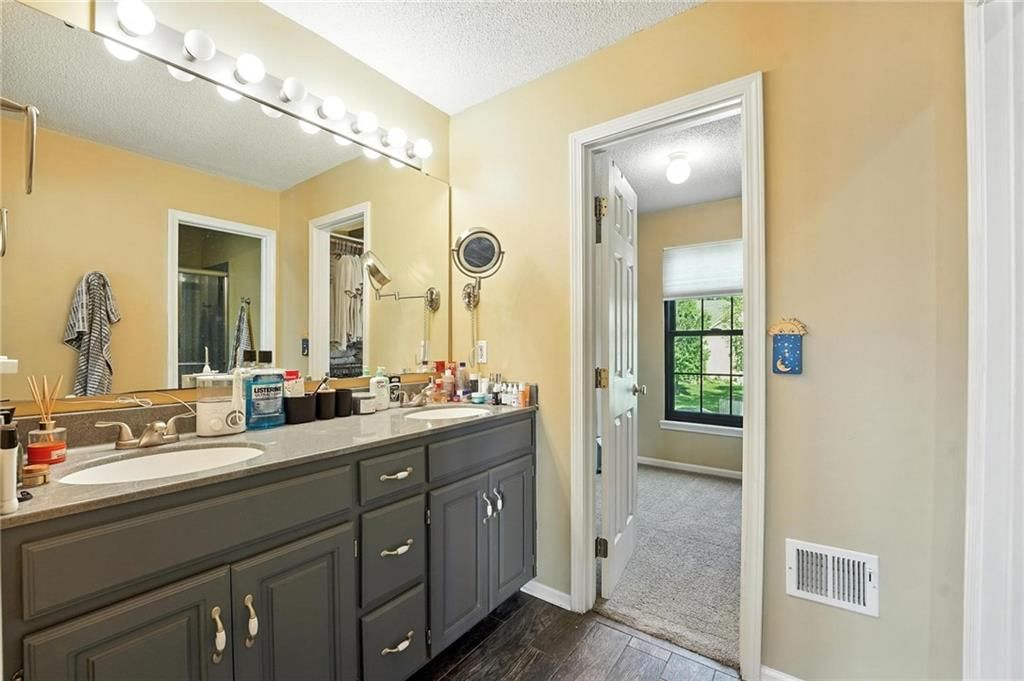 Photo 17 of 37 - 16401 W 157th Terrace