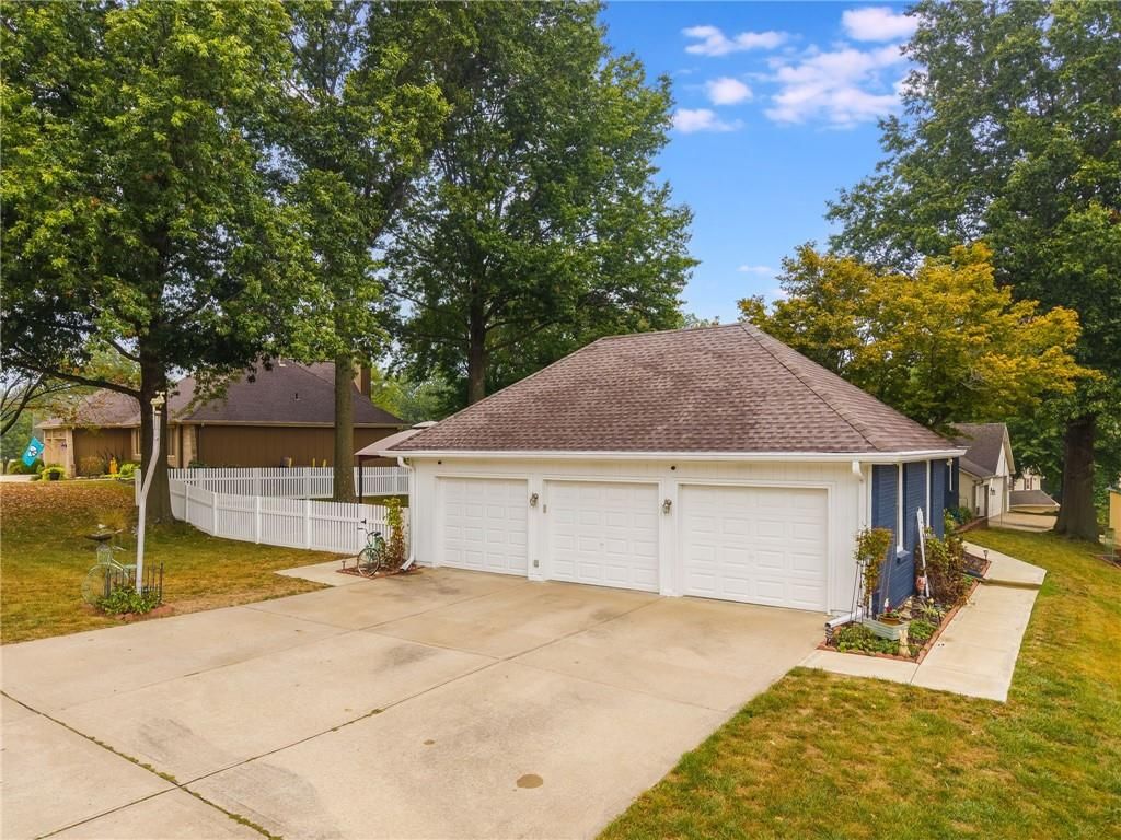 1300 BELL Circle — photo 5