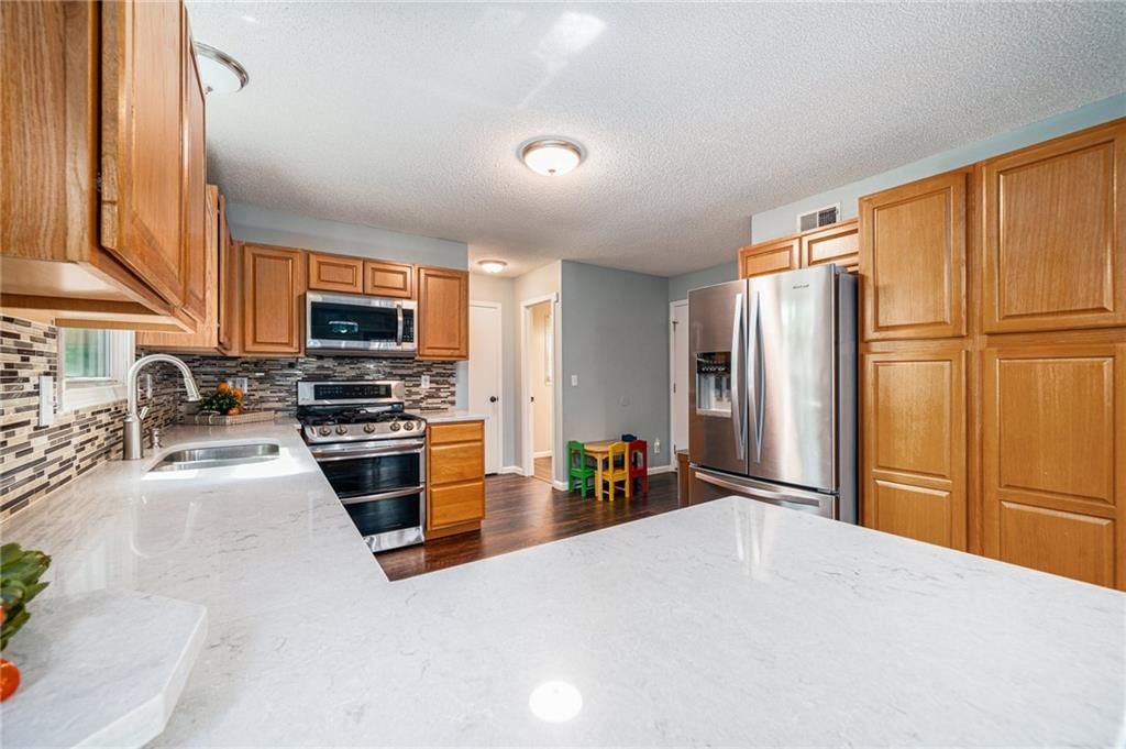 Photo 10 of 29 - 1549 W Mulberry Street