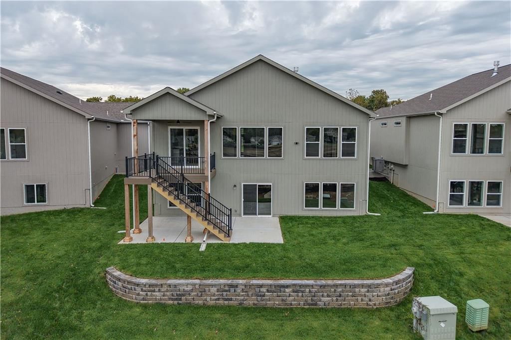 1132 SW Whitby Drive — photo 2