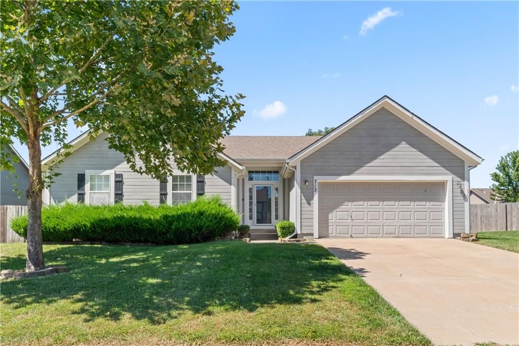 712 Sunset Drive, Louisburg, KS