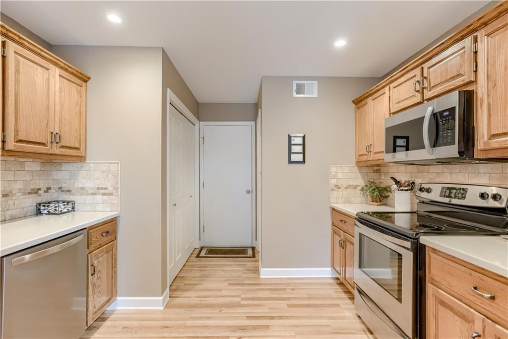 Photo 5 of 28 - 300 PORTER Drive