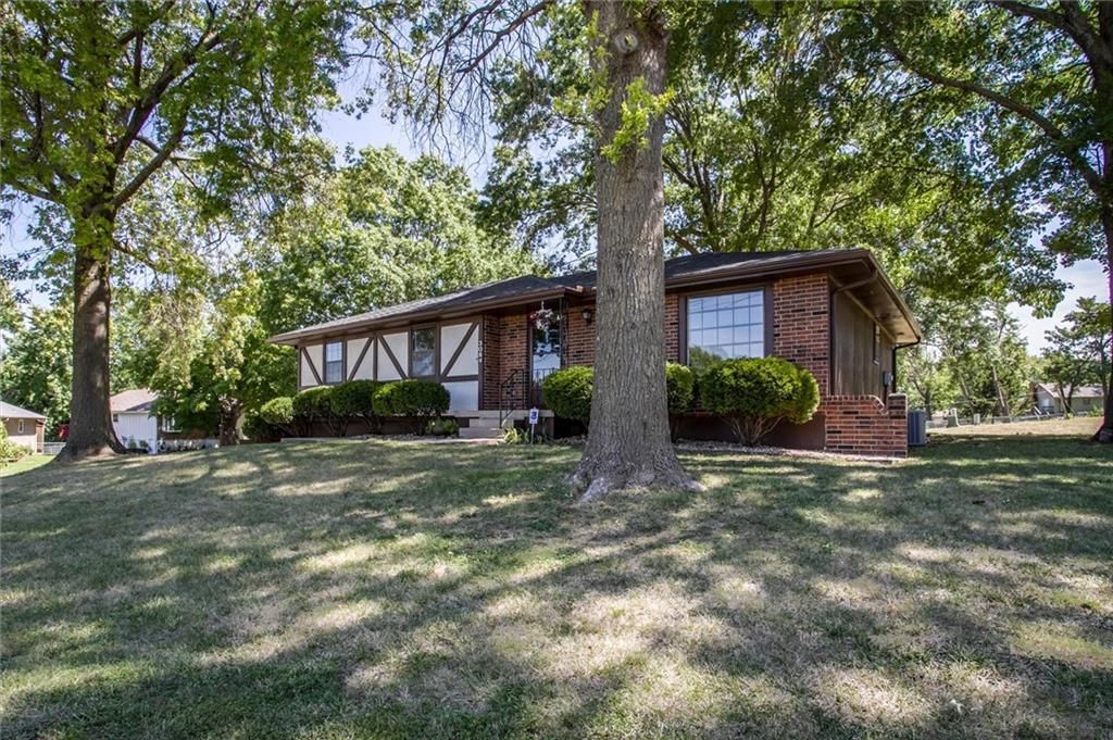 308 SW WOODS CHAPEL Road — photo 2