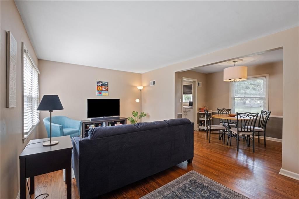 Photo 5 of 28 - 604 W 88th Street