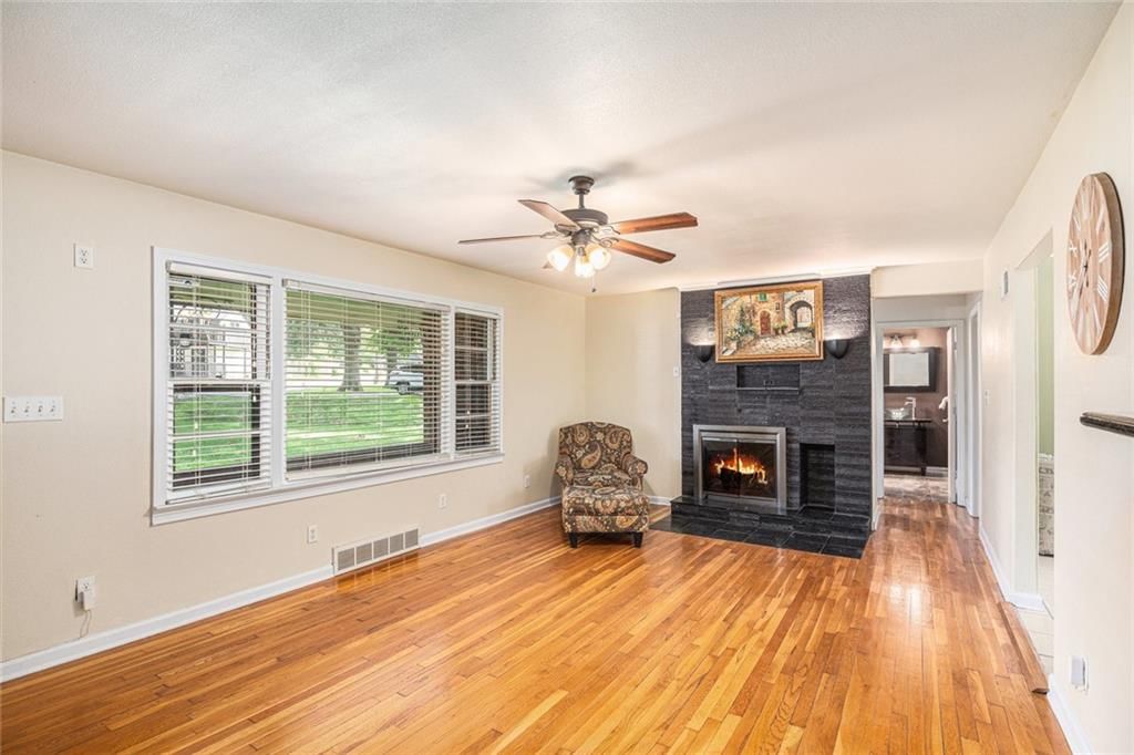 Photo 6 of 30 - 6327 YECKER Avenue
