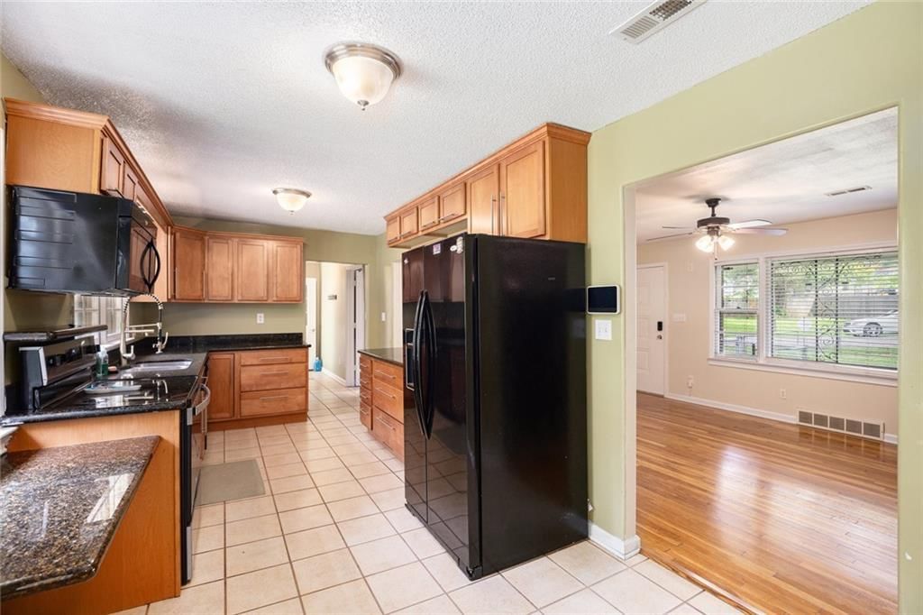 Photo 10 of 30 - 6327 YECKER Avenue