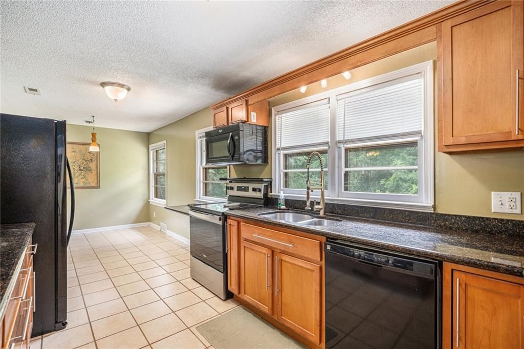 Photo 11 of 30 - 6327 YECKER Avenue