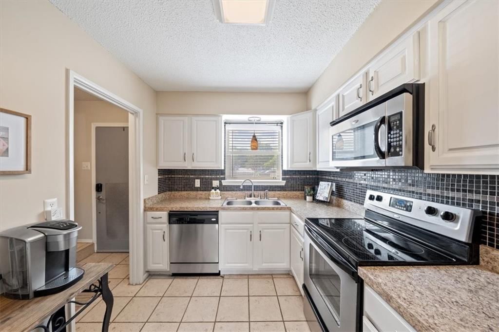 Photo 6 of 19 - 8638 W 85th Street