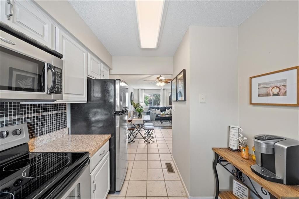 Photo 10 of 19 - 8638 W 85th Street