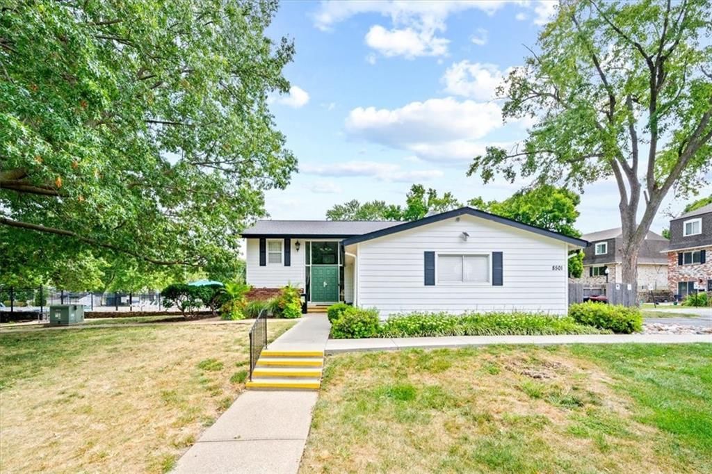 Photo 17 of 19 - 8638 W 85th Street