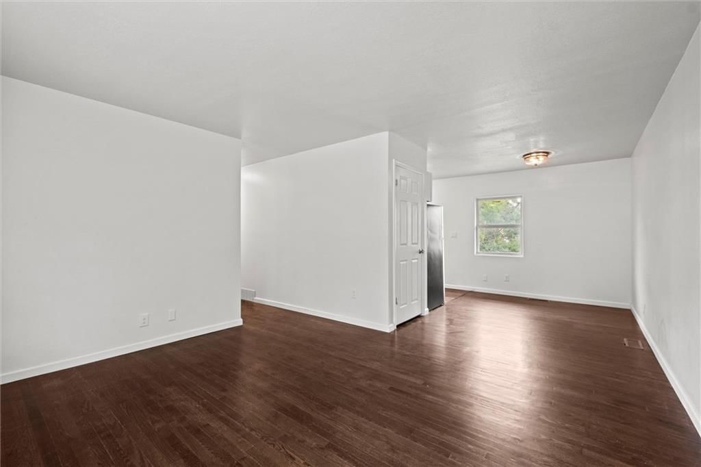 Photo 5 of 30 - 14808 BELLAIRE Avenue