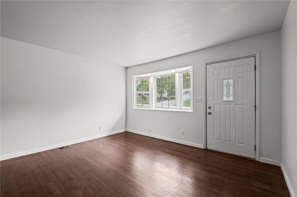 Photo 6 of 30 - 14808 BELLAIRE Avenue