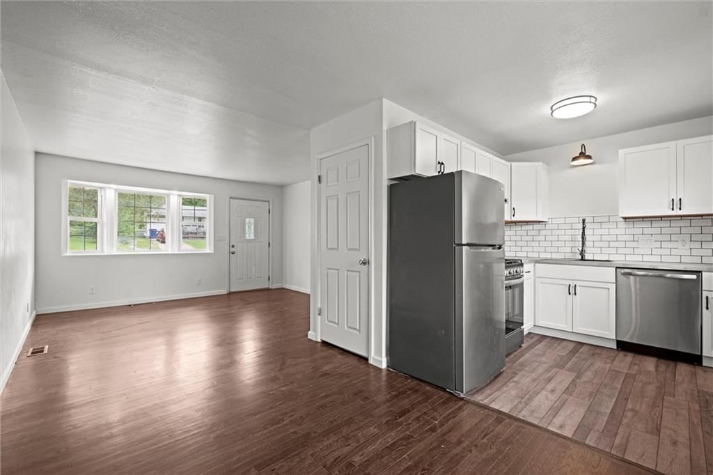 Photo 8 of 30 - 14808 BELLAIRE Avenue