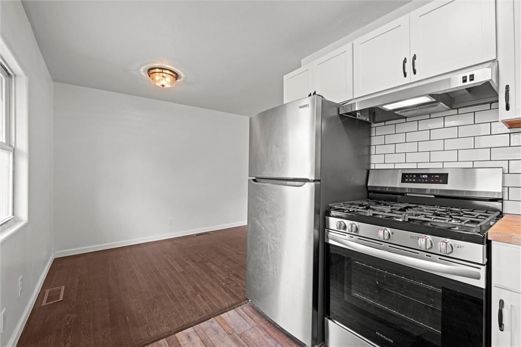 Photo 12 of 30 - 14808 BELLAIRE Avenue