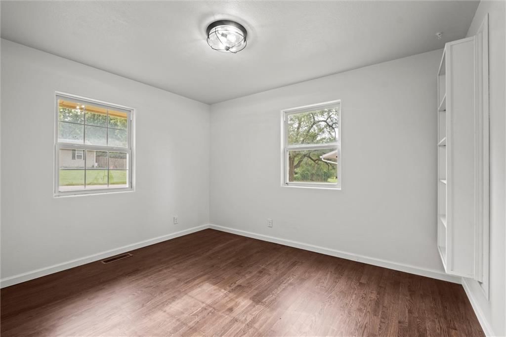Photo 13 of 30 - 14808 BELLAIRE Avenue