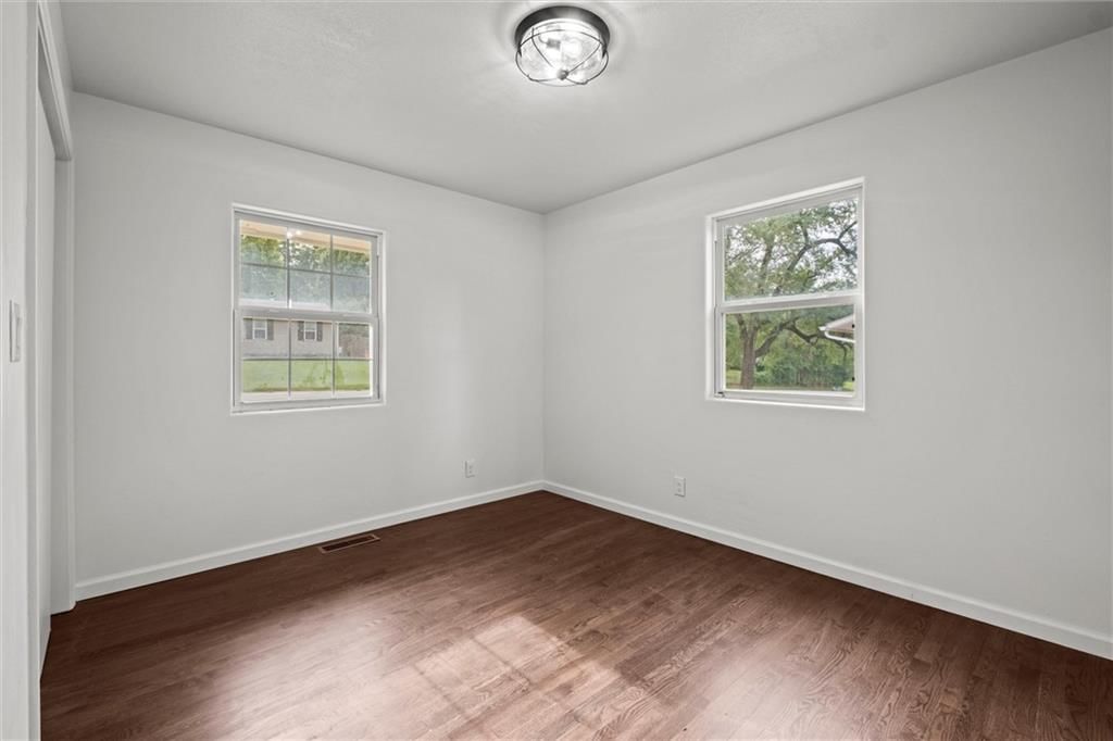 Photo 14 of 30 - 14808 BELLAIRE Avenue
