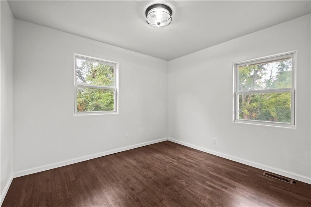 Photo 19 of 30 - 14808 BELLAIRE Avenue