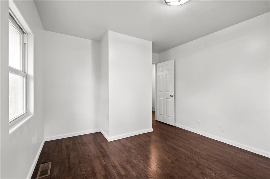 Photo 20 of 30 - 14808 BELLAIRE Avenue