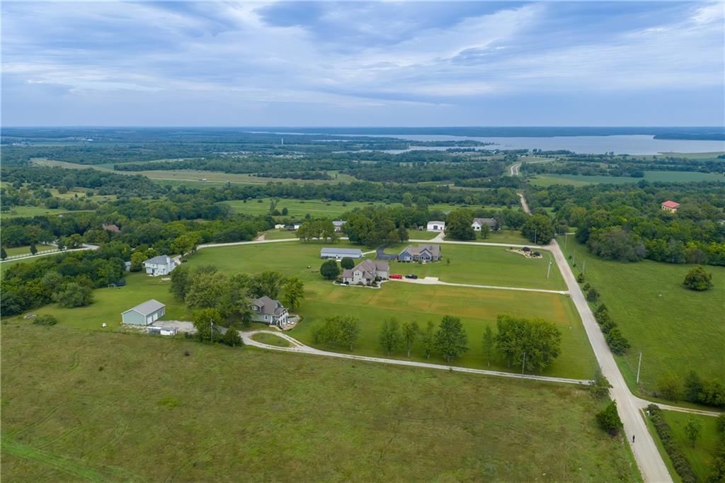 Photo 10 of 42 - 27500 Lookout Road