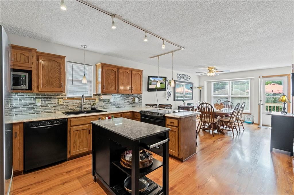 Photo 16 of 37 - 1525 E Sea Avenue