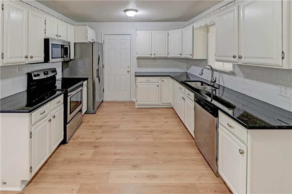 8805 Grandview Street — photo 8