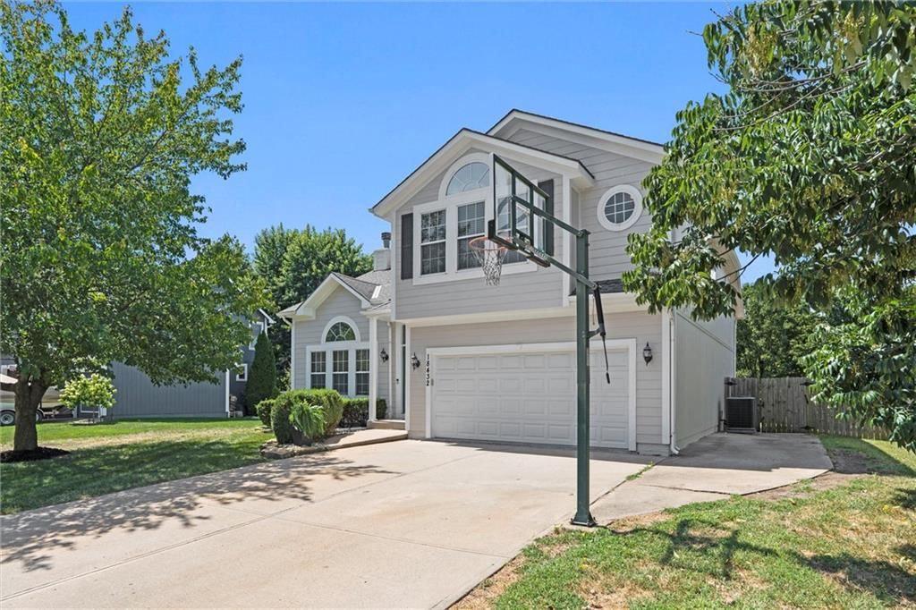 Photo 7 of 43 - 18432 Spruce Street