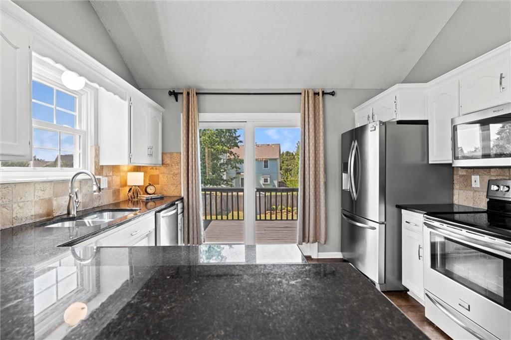 Photo 16 of 43 - 18432 Spruce Street