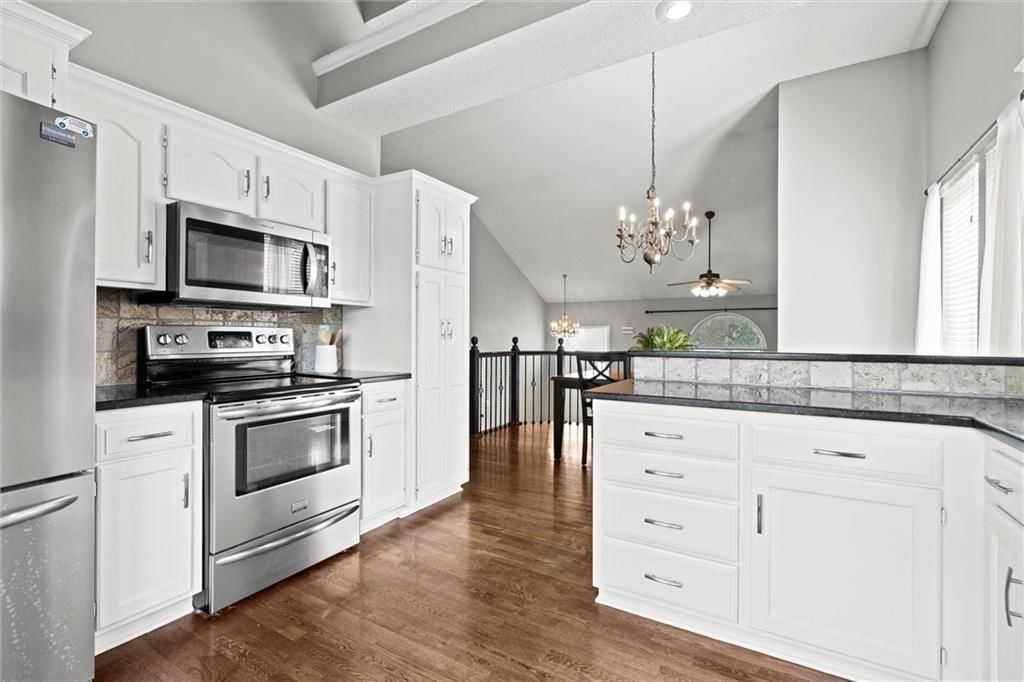 Photo 18 of 43 - 18432 Spruce Street