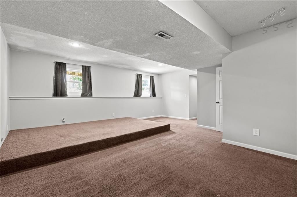 Photo 32 of 43 - 18432 Spruce Street