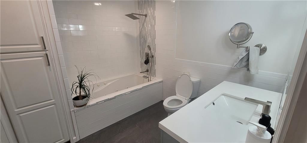 401 E 9th Street — photo 26