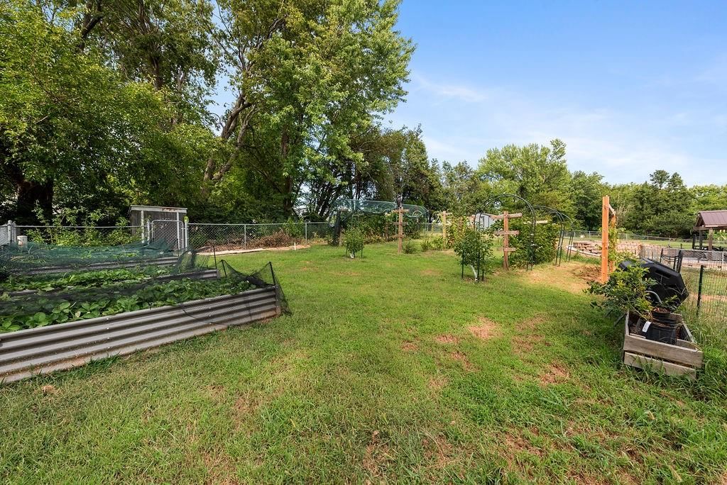Photo 24 of 28 - 18316 E US Highway 24 Circle