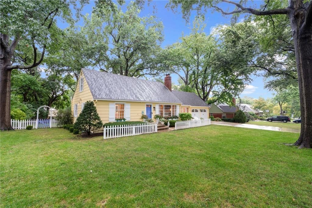 Photo 3 of 41 - 8600 Sagamore Road
