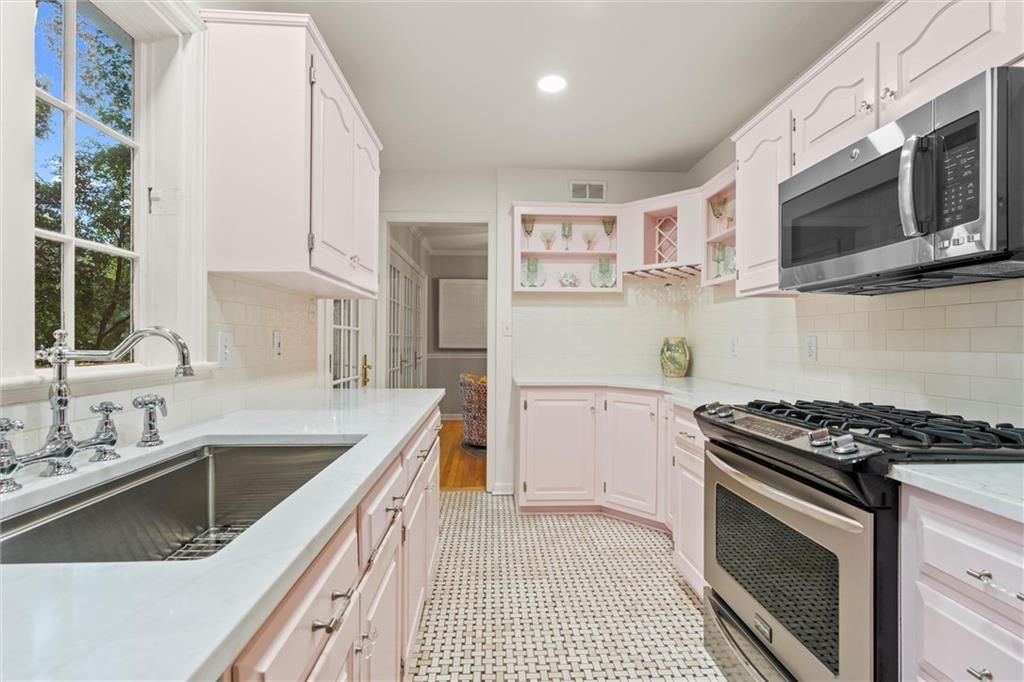 Photo 13 of 41 - 8600 Sagamore Road