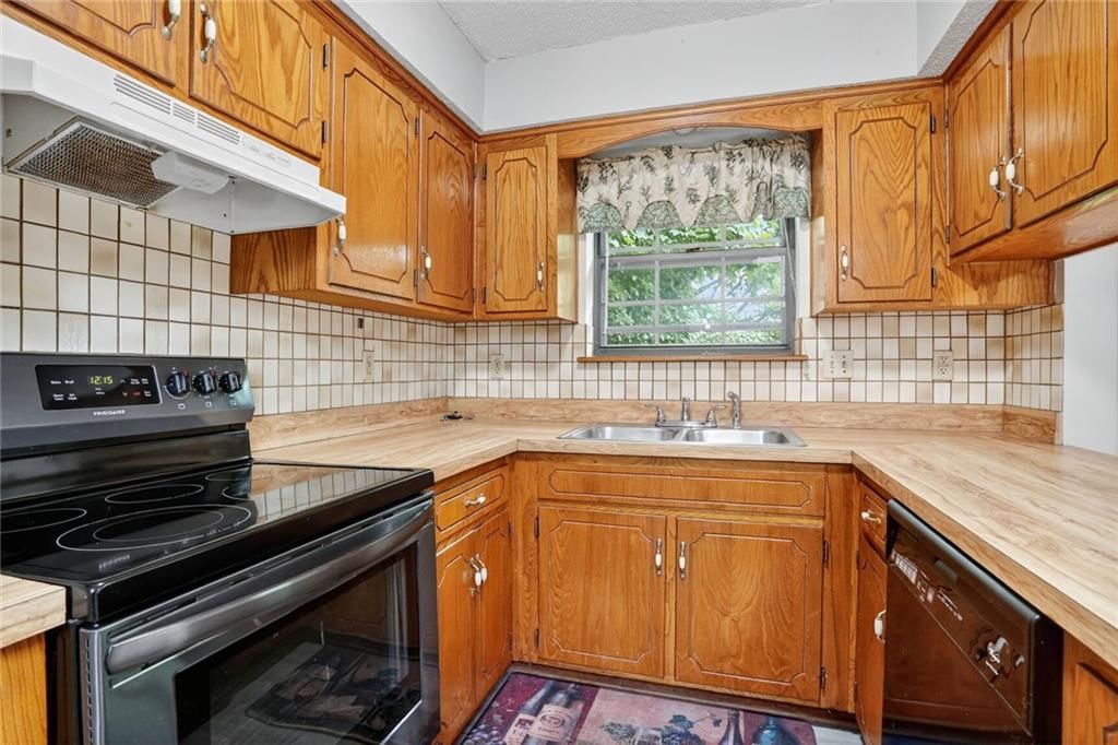 Photo 4 of 16 - 15622 W 126TH Street