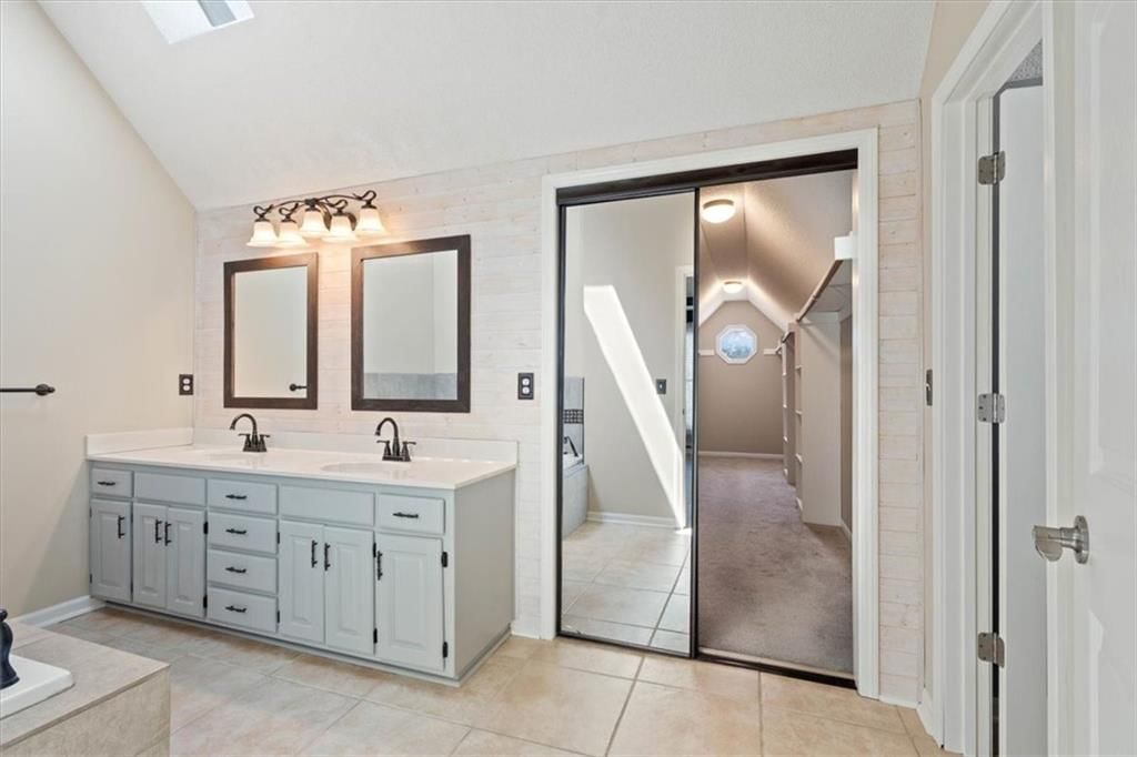 Photo 15 of 31 - 236 W COLLEEN Drive